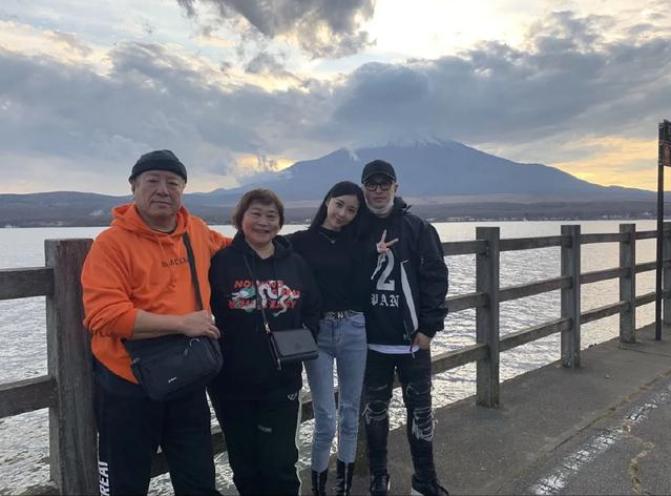 潘玮柏带小14岁娇妻现身机场,潘玮柏娶了一只鸡