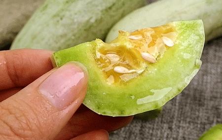 这瓜一肚子蜜汁,掰开就漏!闻着香、咬着脆、一口下去甜到醉
