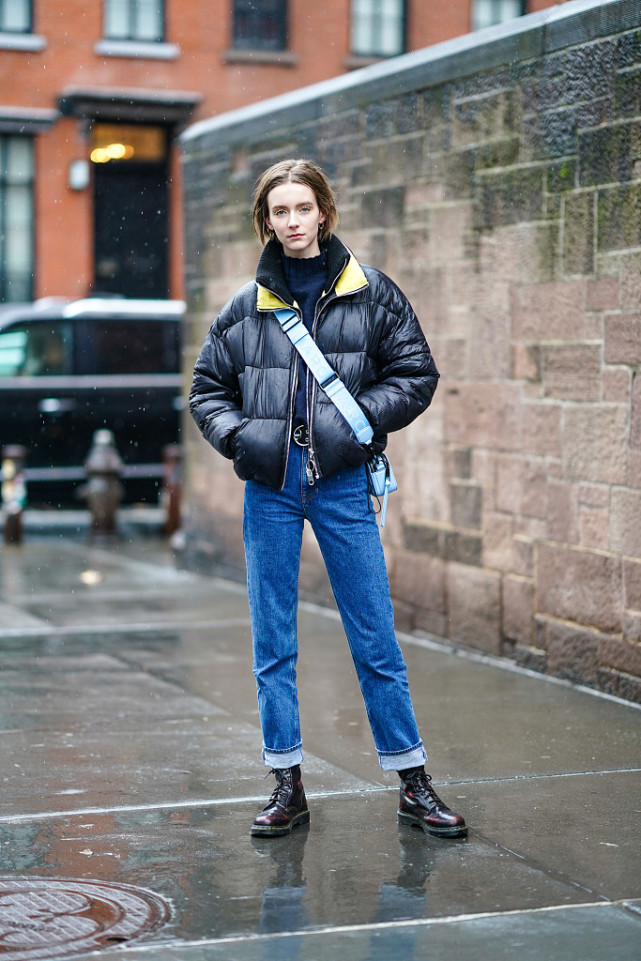 冬天不用穿太花，简单的黑色棉服，随便搭配都很帅气酷炫