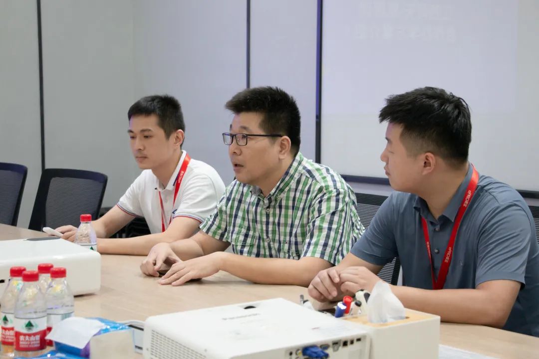 200万存银行利息每个月能提出来吗,200万存银行吃利息不上班能行吗