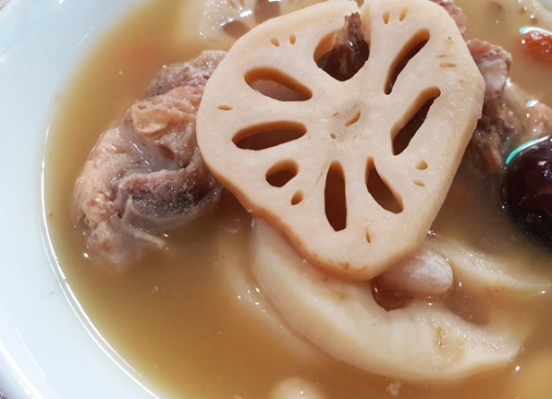 莲藕怎么挑带丝的藕片,莲藕怎么挑脆的