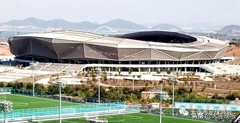 3万人足球场,大连大型专业足球场