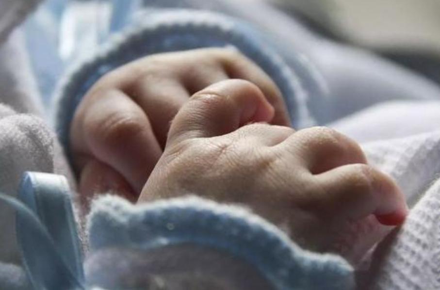 母乳宝宝喜欢“含奶而睡”，是出于这几个原因，真相很暖心