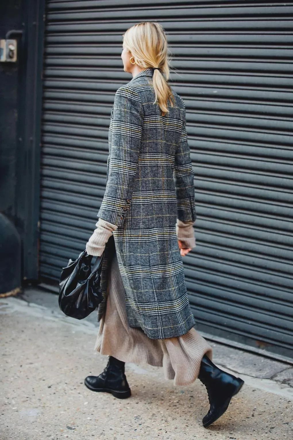 你还在买这么贵的大衣吗,买了件比较贵的大衣有些后悔