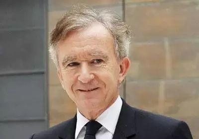 他是LV*用御**设计师，打造了五座LV旗舰店，用的竟是……