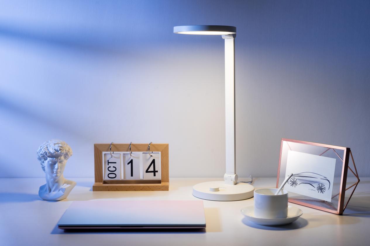 灯光柔和安全可靠，学习、工作真需要航嘉护眼台灯评测