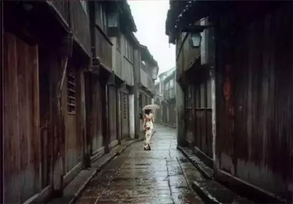 美丽的油纸伞江南水乡独特的风韵,撑一把油纸伞感受一种朦胧的美