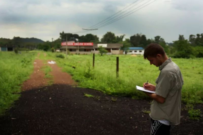 这个男人拍的漫画剪影，小孩看笑了，大人却哭了......