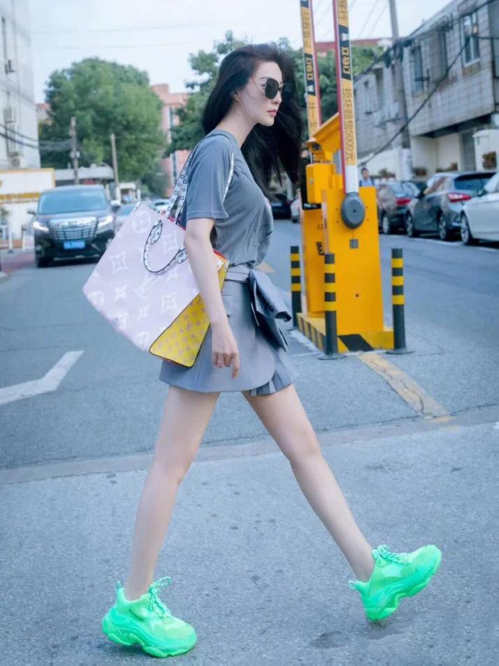 范冰冰穿深v白西装秀身材,范冰冰穿西装大背头照片