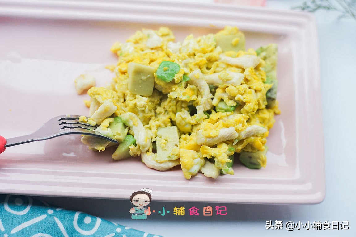 打开了还没熟的牛油果,牛油果第一次吃难吃第二次吃好吃