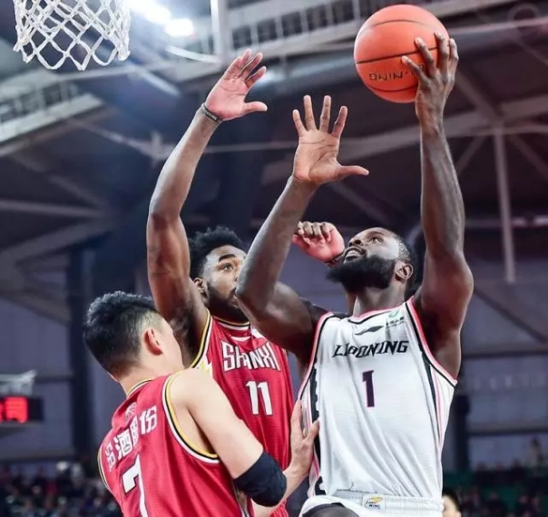 辽篮连胜被终结,郭士强布置边线发球