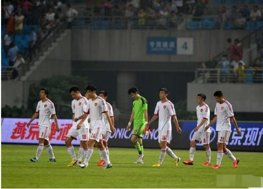 国足1比2中国香港38年来首负,04年国足7比0中国香港