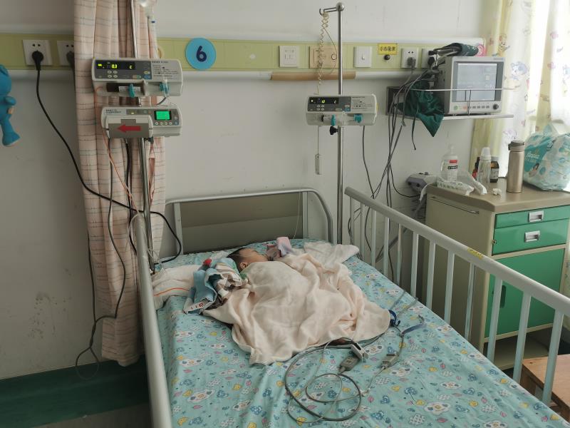 天降洗发水,女婴被天降洗发水砸中