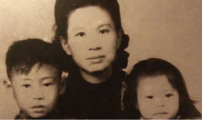 她是*动反**军阀侄女，被*德朱**感召入*党**，遭大伯杀害30年后才找到尸体