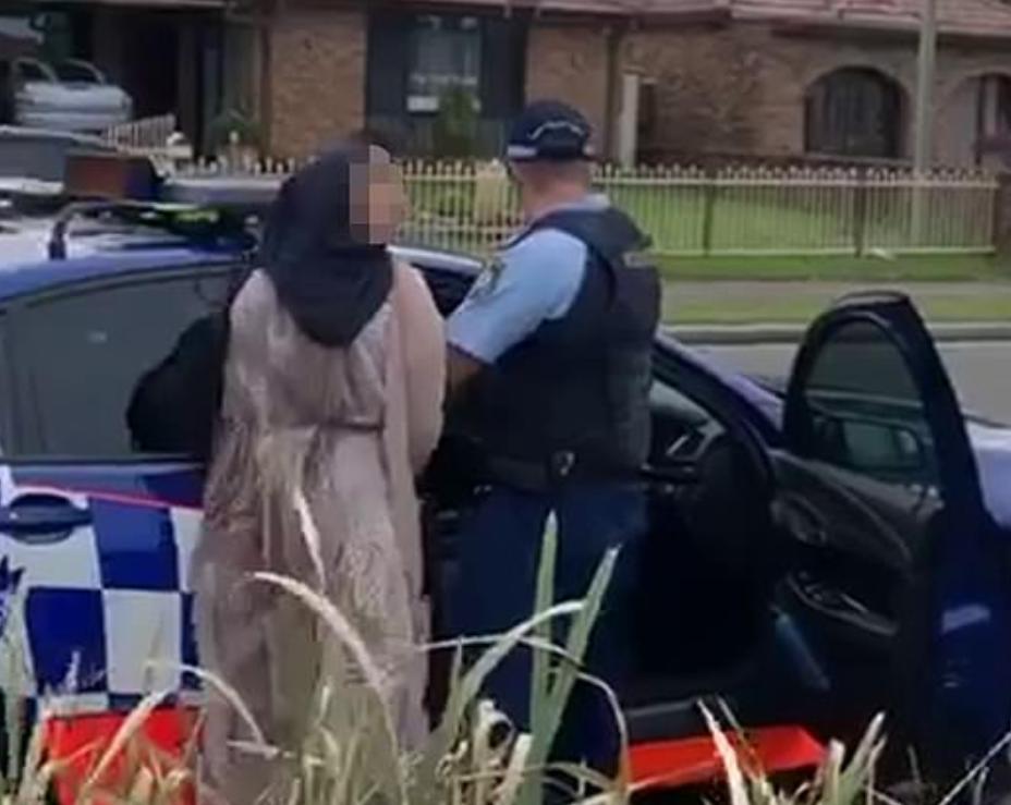 澳洲女子朝警察吐口水,称自己要去做病毒检测,下一秒被放倒