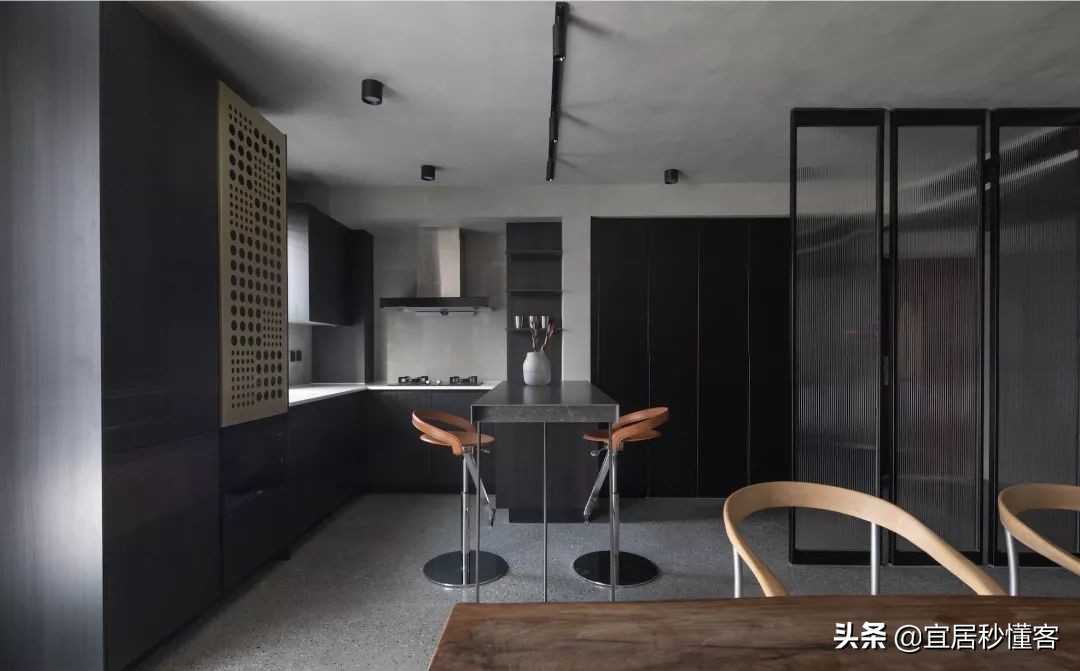 98年纹身师一人宅,酷炫工业风,家里一半面积是客厅