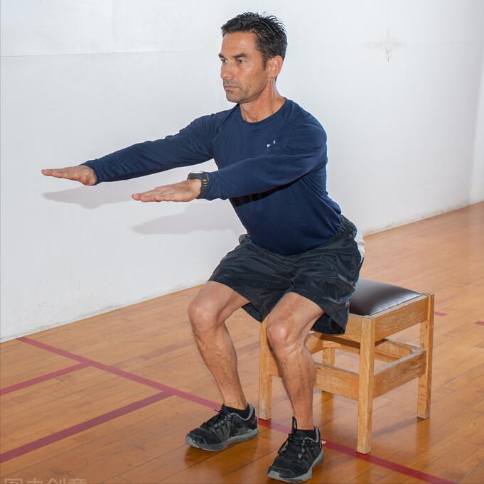 深蹲锻炼双腿，3种方式变化脚下距离，适量运动高效健身