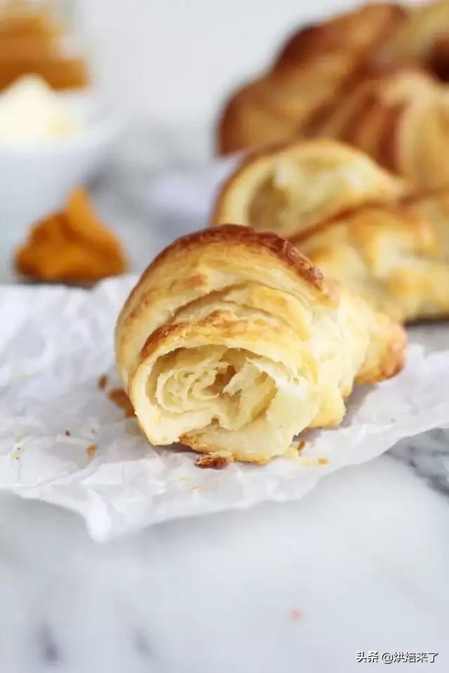 怎么吃都不重样的牛角包，一口咬下去，外酥内软，软绵不失嚼劲