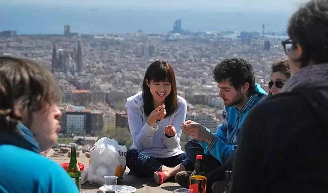 老外开始学中国人嗑瓜子了,老外开始学中国话