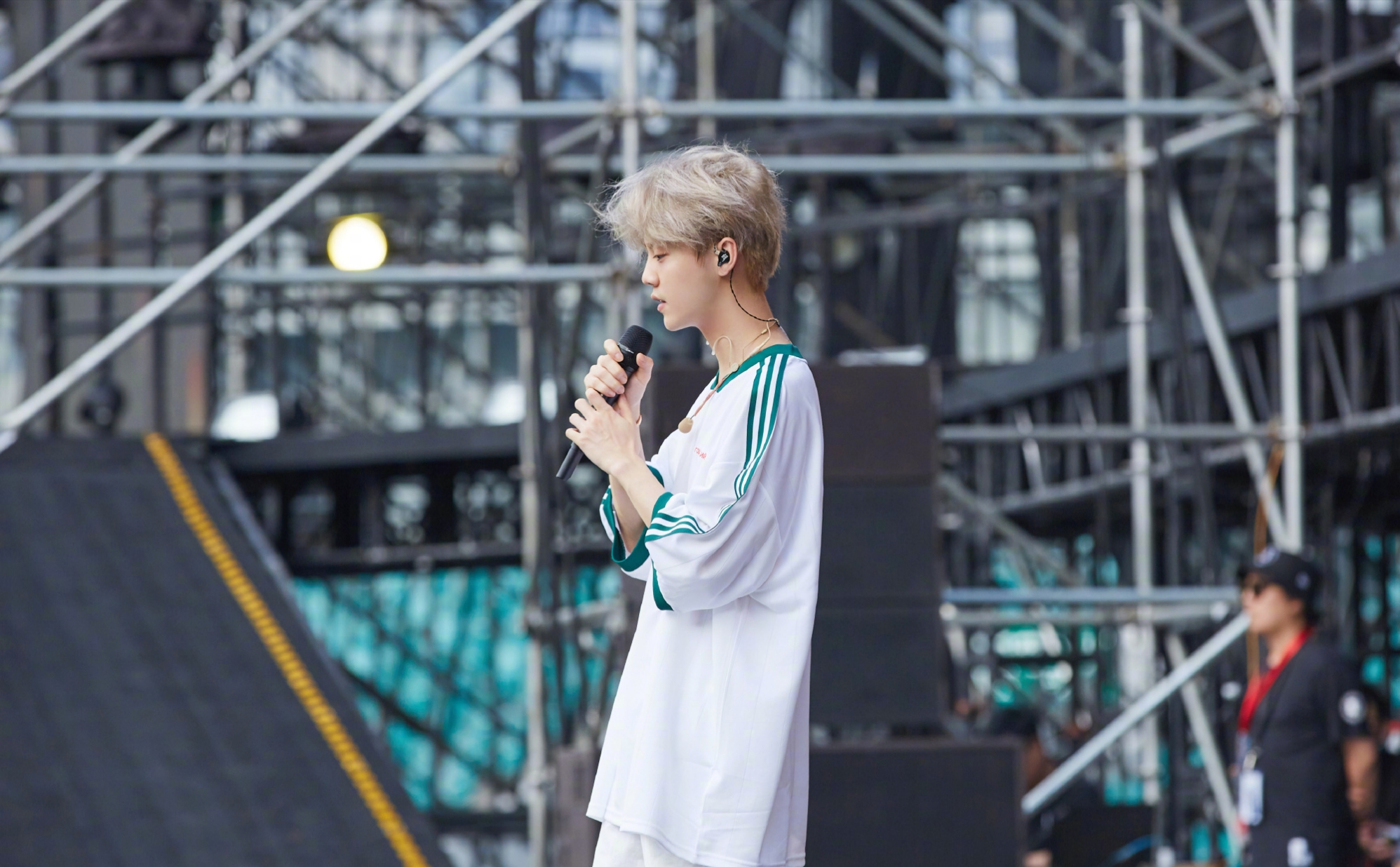 鹿晗兑现对奔跑吧的承诺,鹿晗抗疫粉丝