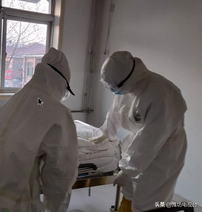 美小护正在为住院患者宣教,美小护抗疫宣教队