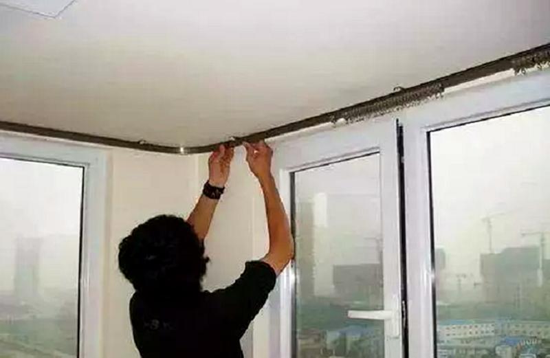 罗马杆和轨道哪个窗帘更容易清洗,客厅阳台窗帘用罗马杆还是轨道好