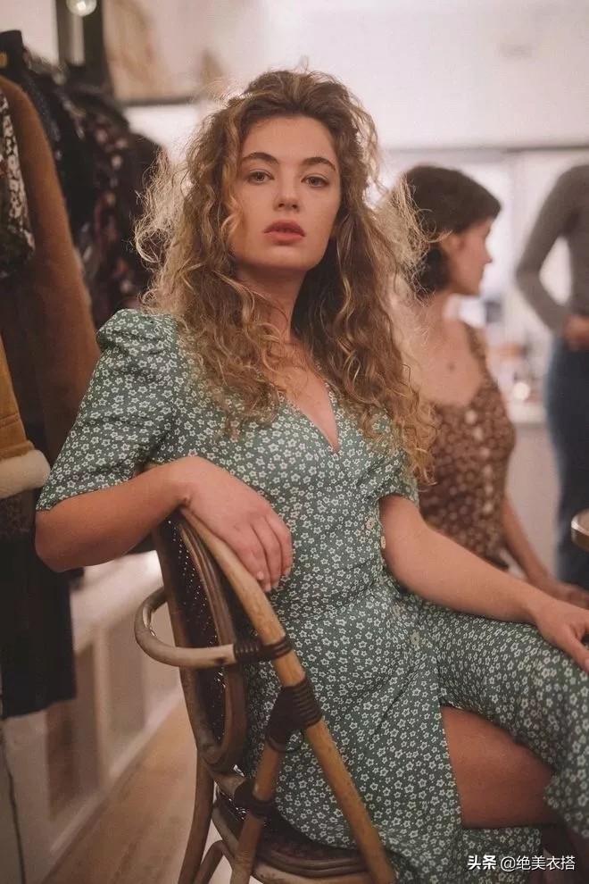 讲解连衣裙的穿搭,连衣裙怎样穿才显得更高级呢