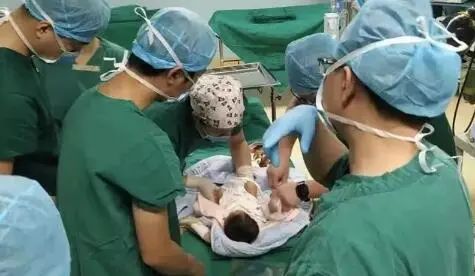 “老公，不行了，我要在车上生出来了！”