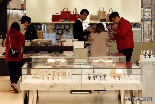 怎么判断代购店是真还是假奢侈品,海外代购的奢侈品是不是很便宜
