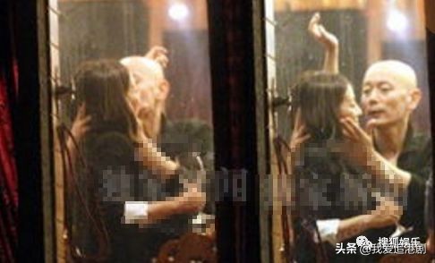 赵薇向男友人索吻,赵薇遭猴子索吻