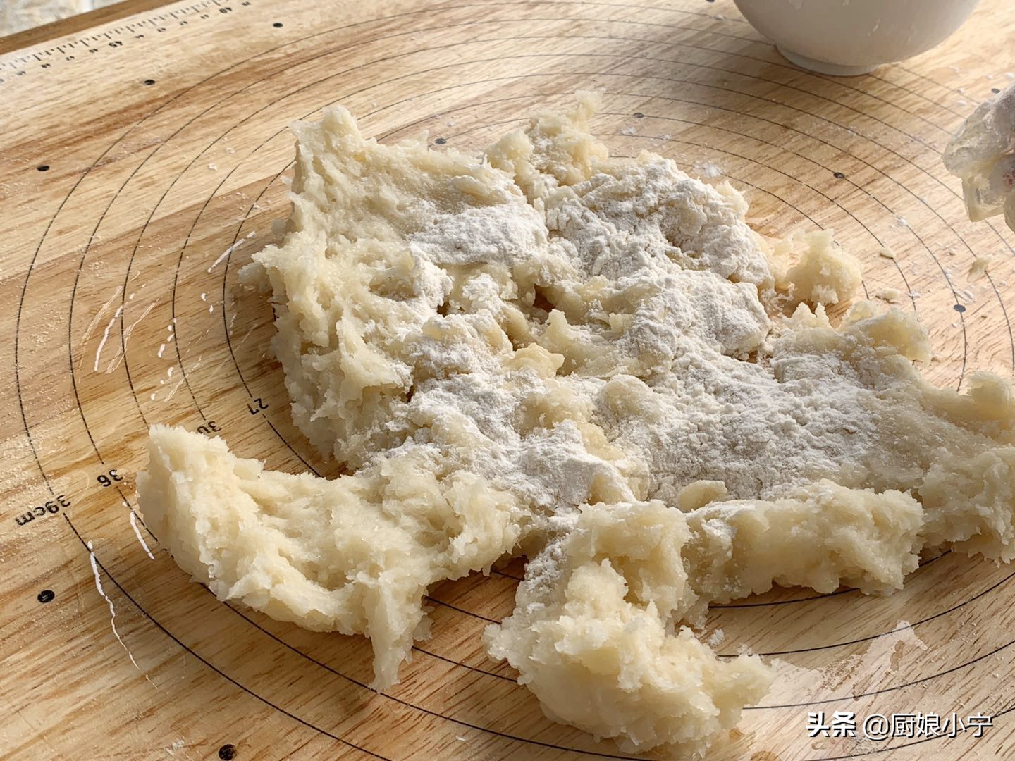 油炸糕怎么做才会蓬松酥脆视频,大黄米面油炸糕怎样做酥脆鼓大泡