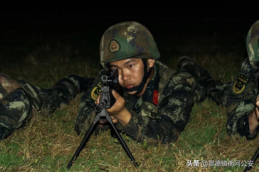 又快又准！夜间实弹射击训练，*弹子**呼啸直指靶心