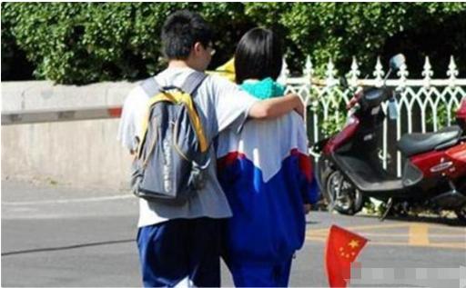 13岁女生脖子被种“草莓”，妈妈再三追问，孩子的回答让妈妈落泪