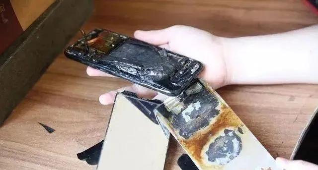 手机充电爆炸前有什么预兆,手机充电玩手机爆炸是什么引起的