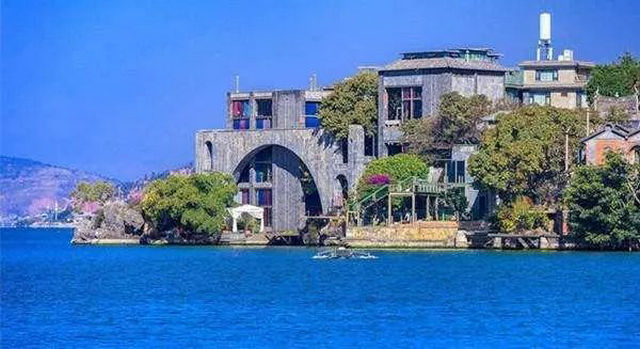 杨丽萍洱海月亮宫拆了吗,杨丽萍在洱海的别墅拆了吗