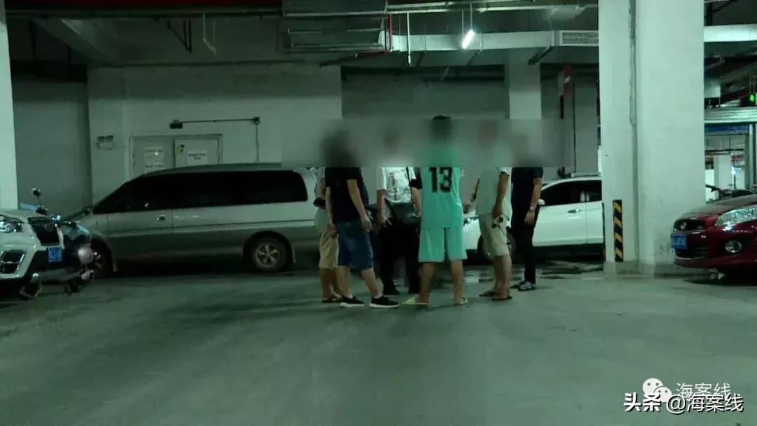 一群黑衣人夜闯民宅,黑衣人闯进小区