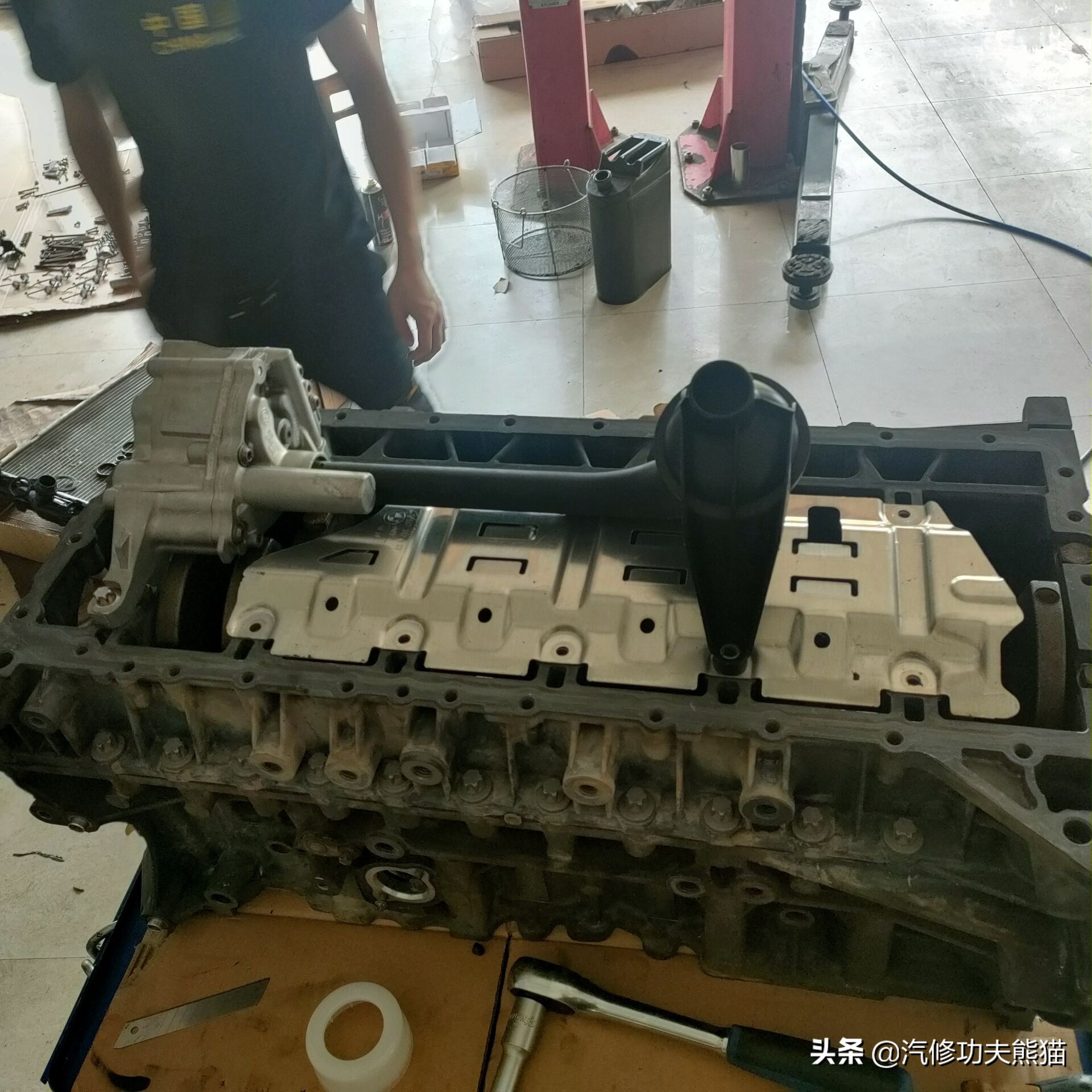 宝马e90325i2007款,宝马e90漏机油通病