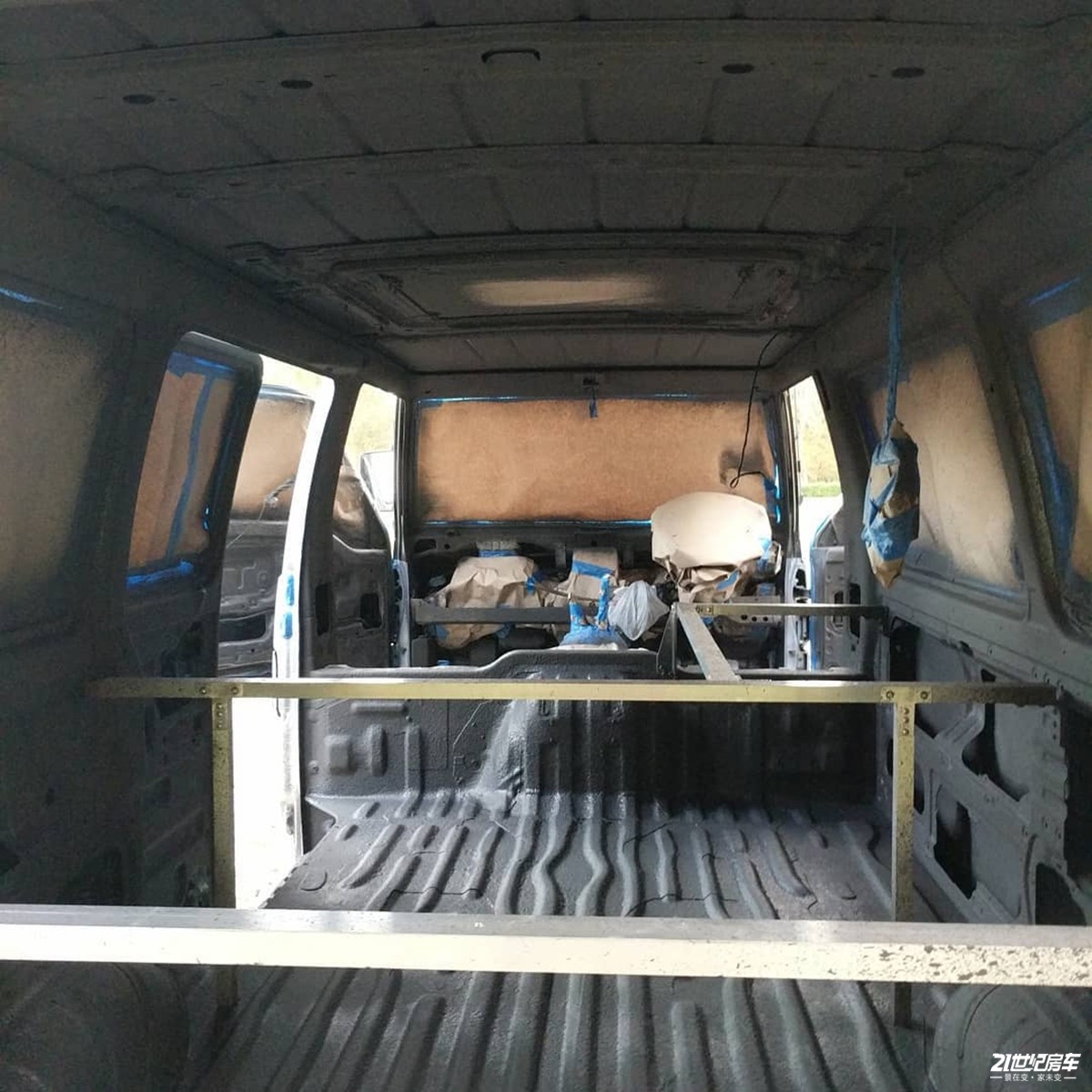 小伙买八手车,小伙买了6米8房车