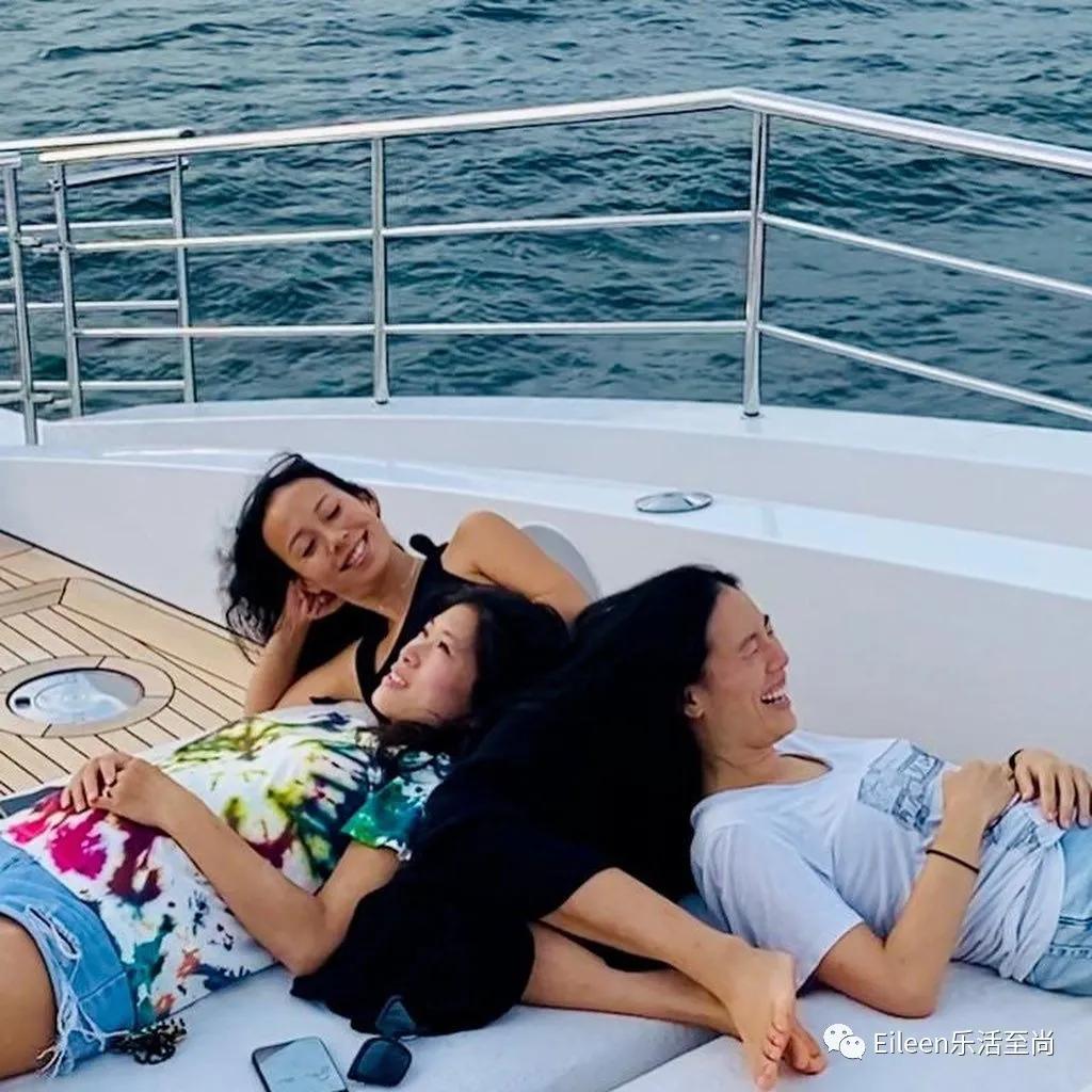 豪门乖女不婚生子，四婚亲妈帅过女神继母，港岛名媛都这么酷吗？