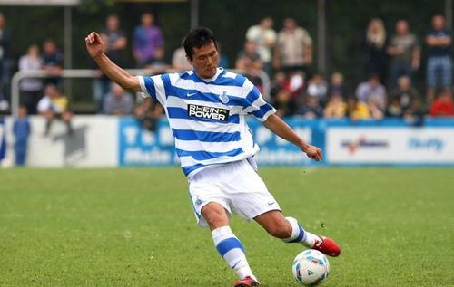 40岁中国足球留洋传奇宣布退役,目前留洋的中国足球运动员有哪些