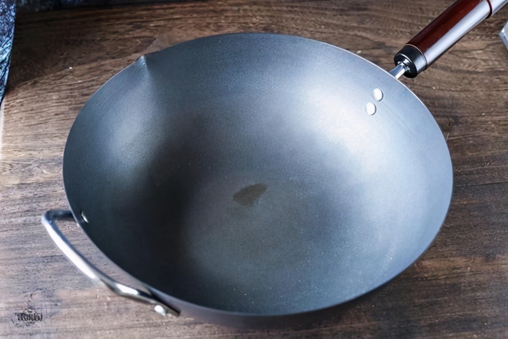 同样是铁锅应该怎么选择,不粘锅炒锅和传统铁锅哪个好