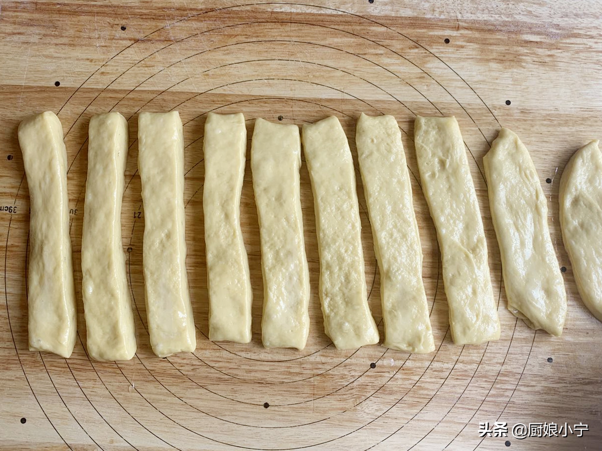 在家自制健康油条外酥里软,不需要醒发小油条简单做法