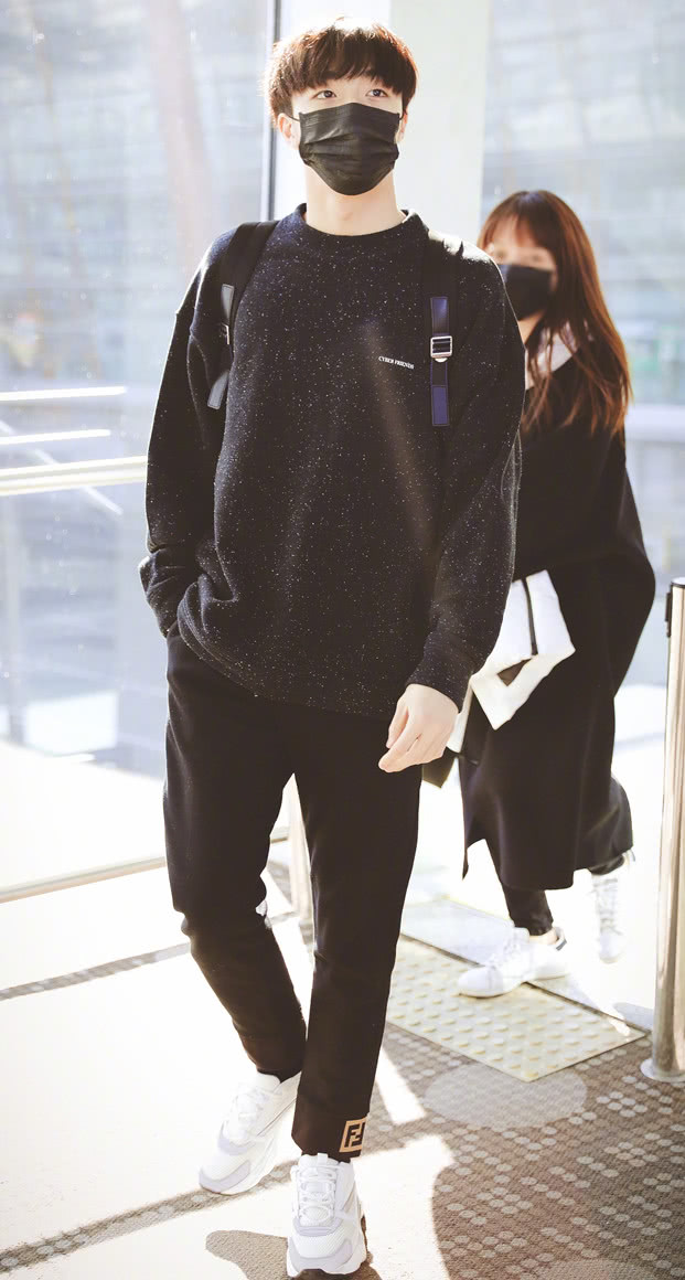 谁说黑色卫衣不怕脏，陈立农一不小心粘上了“墙灰”，这得怎么洗