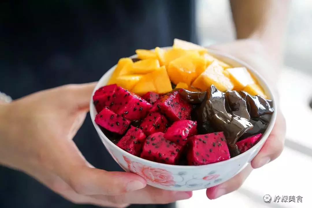 74岁的他,把一半的人生交给了这碗「黑暗甜品」