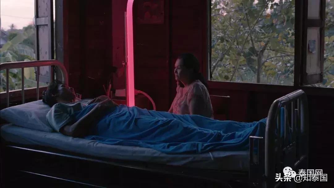 被士兵“上身”的年轻女巫，为何要去舔舐老女人伤痕累累的大腿？