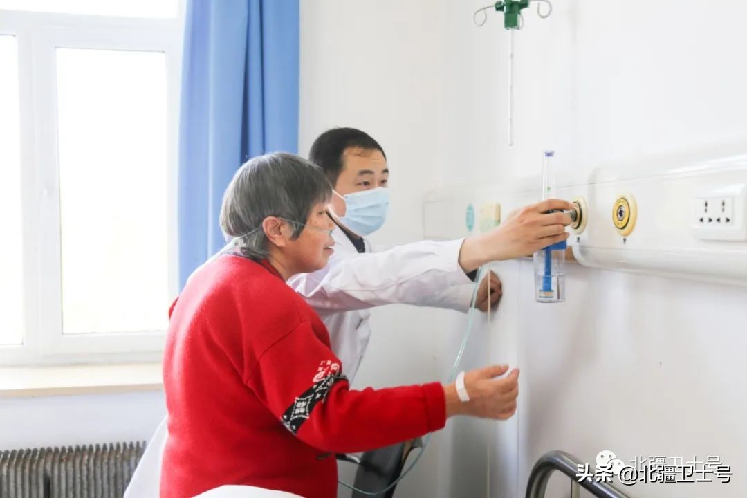 军医为祖国救人,军医为老百姓看病