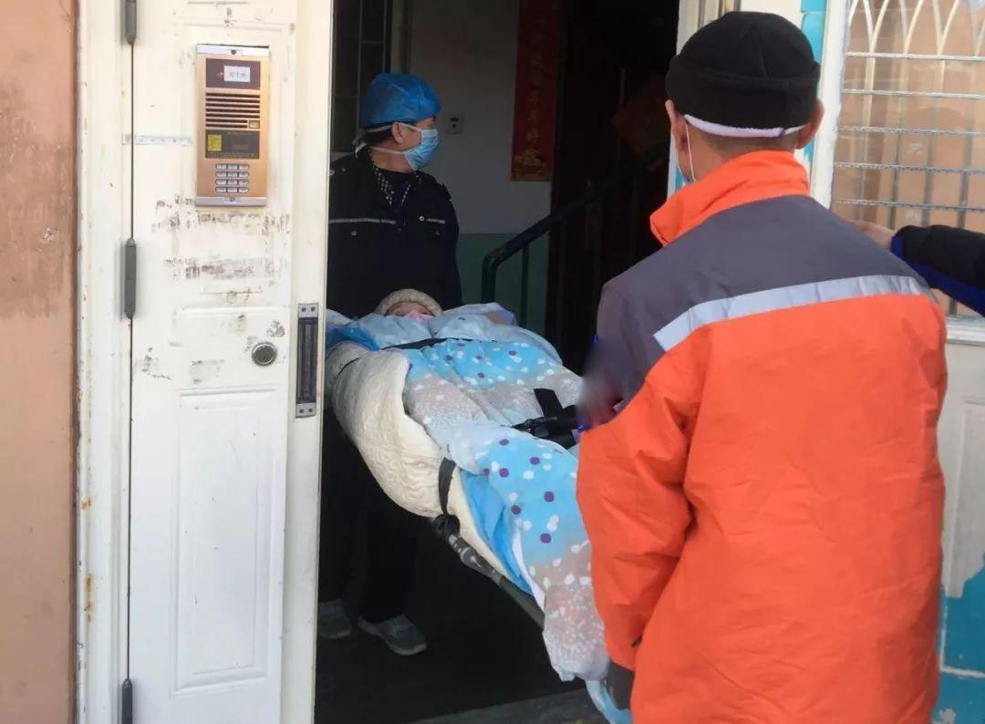 医护人员急救转运,医护尽心守卫危重患者得救