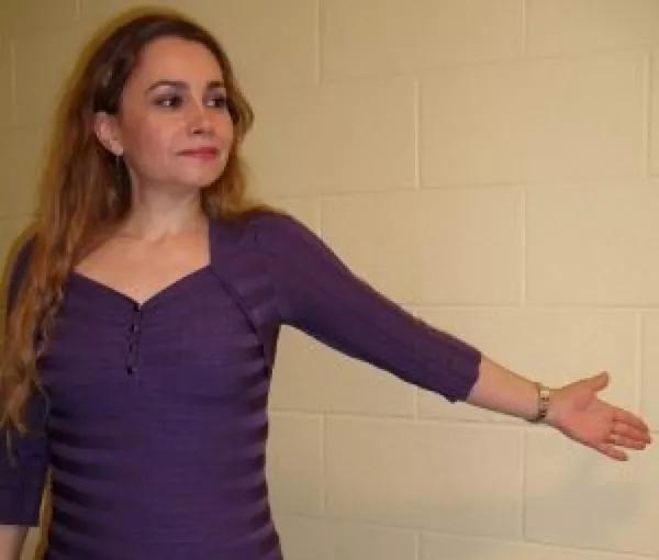 乳房中间位置疼痛是什么器官,乳房有些疼痛怎么回事