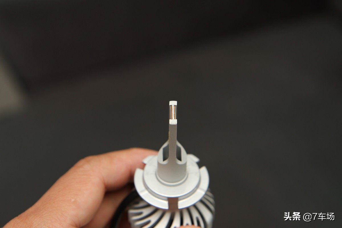 晚上开车车灯刺眼怎么办,车灯卤素灯泡怎么选