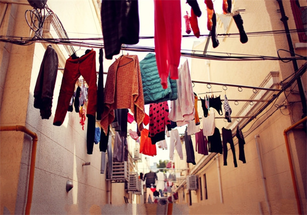 厚衣服洗完怎样快速变干,衣服不晒怎么快速干